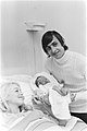 Voetballer Johan Cruijff poseert met echtgenote en dochter in ziekenhuis, Amster, Bestanddeelnr 924-0175.jpg