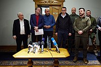 左からヤロスワフ・カチンスキ、チェコのペトル・フィアラ、スロベニアのヤネス・ヤンシャ、モラヴィエツキ、一人おいてウクライナのウォロディミル・ゼレンスキー（2022年、キーウ）[28]