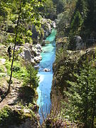 De kleur van de Isonzo in een kloof in Val Trenta