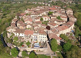 Vue drone de la cité médiévale de Pérouges (avril 2021) au premier plan Porte-d'en-Bas.JPG