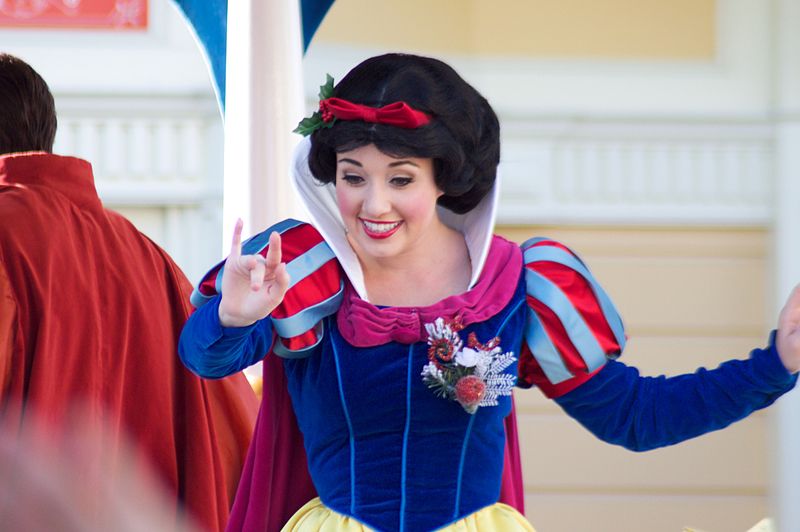 File:WDW Christmas Parade Snow White 2009-12-19.jpg