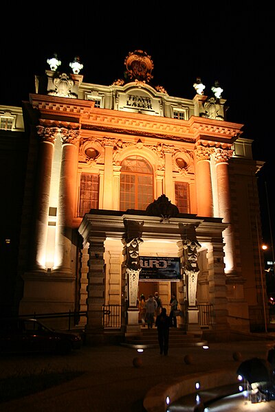 File:Wroclaw-theater-lalek-night.JPG