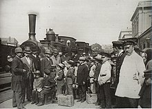 Am Bahnsteig auf der Rückseite des Bahnhofsgebäudes: Vorbereitung der Abfahrt von Kindern in Sommerlager, 1892