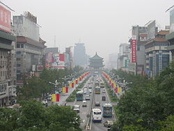 Вид на головну вулицю в напрямку вежі-дзвіниці