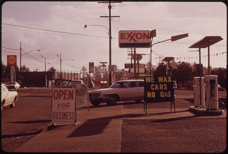 File:"NO GAS" SIGNS WERE A COMMON SIGHT IN OREGON DURING THE FALL OF 1973. THIS STATION ON THE COAST WAS OPEN FOR ANY... - NARA - 555415.jpg