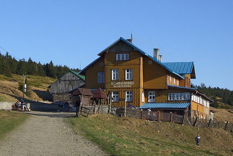 File:"Pod Śnieżnikiem" mountain hostel.jpg