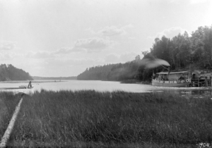 Ångaren S/S Turist ligger förtöjd i sjön Ämmern. Fartyget köptes 1912 av Ronneby Ångslups AB och trafikerade då Ronnebyån. Fotografi av Didrik von Essen ur Östergötlands museums samlingar.