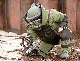 <span class="mw-page-title-main">Bomb suit</span> Specialized body armor for protection from explosions