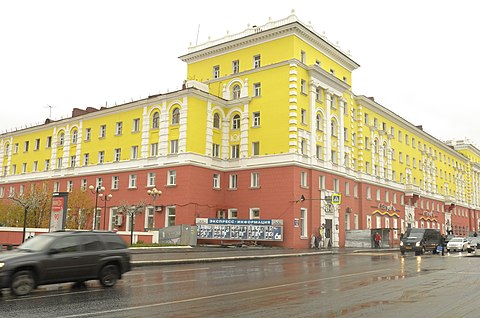 Residential building on Leninsky Prospekt in Norilsk with premises for social and cultural institutions on the lower floors, built in the 1950s