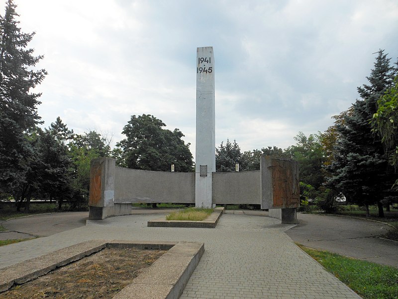 File:Пам'ятник на честь воїнів-земляків, Генічеськ, 2021 01.jpg