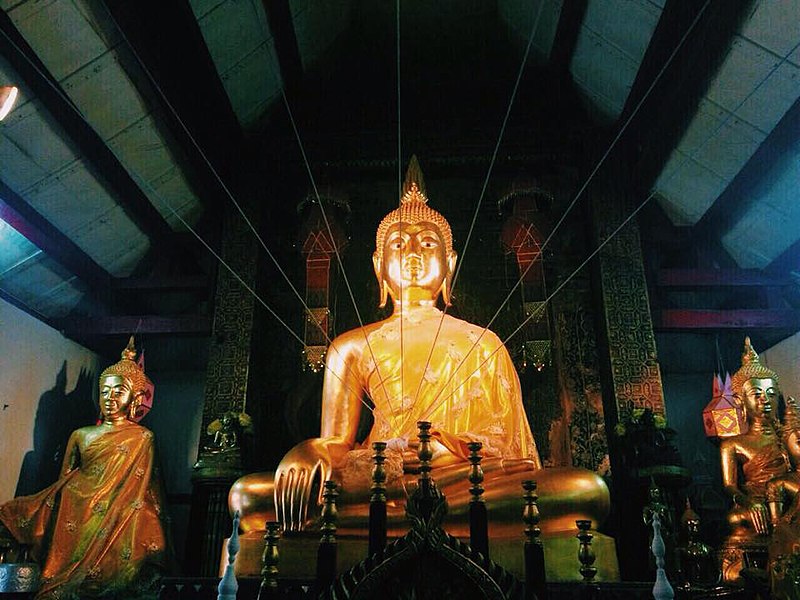 File:พระประธานในพระวิหารวัดป่าแดง.jpg