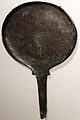 -0350 Etruskischer Bronze-Handspiegel mit Badeszene Altes Museum anagoria.JPG