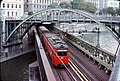 Am 8. August 1978 fährt die Stadtbahn noch unter Oberleitung über die Zollamtsbrücke, die mit gelben Kunststoffabdeckungen versehenen Stromschienen sind bereits für die eine Woche später folgende Aufnahme des U-Bahn-Betriebs fertiggestellt