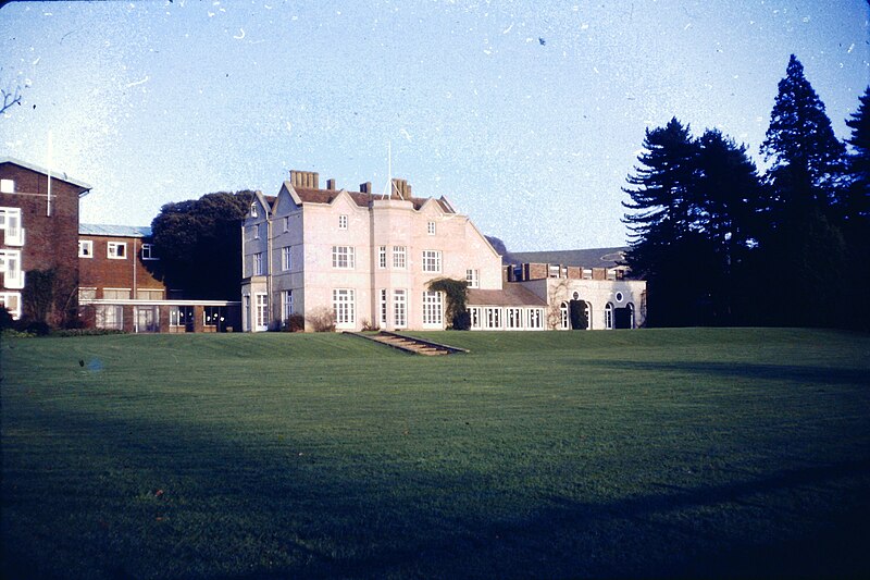 File:1159 - WYE WITHERSDANE HALL OLD HOUSE ACROSS LAWN FROM HOLLANDS FIELD AND CEAS.jpg