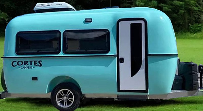 File:17 ft. Seafoam Green fiberglass hull lightweight camper trailer.jpg
