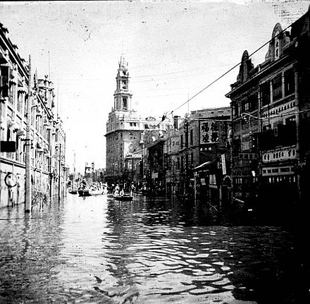 1939年天津水灾时的天津日租界旭街