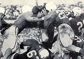 <span class="mw-page-title-main">Quarterback sneak</span> Gridiron football play