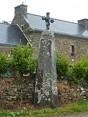Le Grouanec : menhir christianisé.