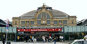 Hauptbahnhof Halle (Saale): Die Züge von und nach Sangerhausen–Kassel fahren auf der Westseite (im Bild rechts) ab