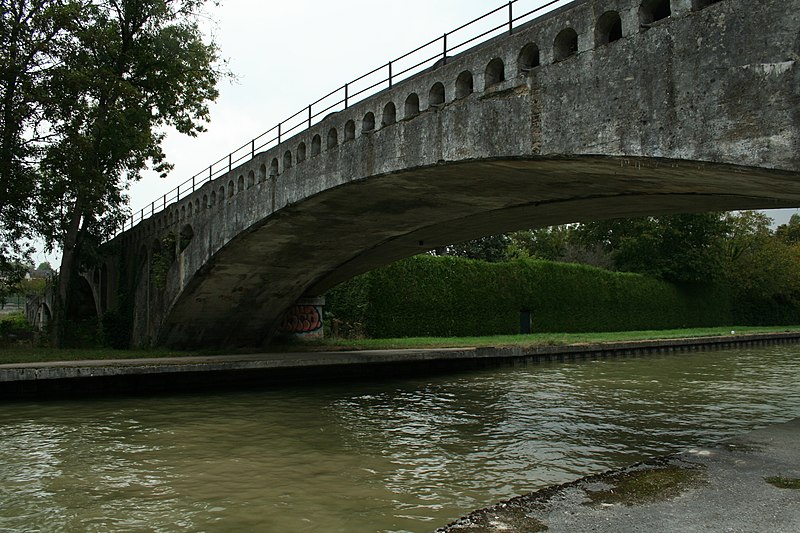 File:2007-09-27 Moret-sur-Loing Pont aqueduc de la Vanne 05.jpg