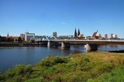 So kommt man zu der Stadtbrücke mit den Öffentlichen - Mehr zum Ort Hier