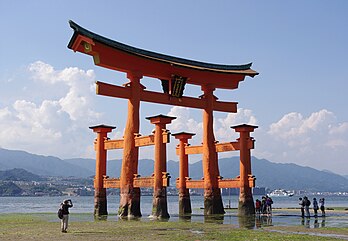 Portão torii do Santuário de Itsukushima, durante a maré baixa. Hatsukaichi, Japão. É um santuário xintoísta na ilha de Itsukushima, mais conhecido por seu torii “flutuante”. O complexo do santuário está listado como Patrimônio Mundial da UNESCO e o governo japonês designou vários edifícios e bens como Tesouros Nacionais. É uma das atrações turísticas mais populares do Japão. (definição 4 288 × 2 971)