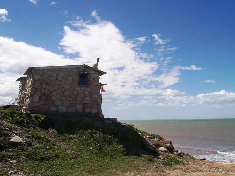 File:2010 03 13 Refugio para el Guardavidas de la Playa frente al barrio.JPG