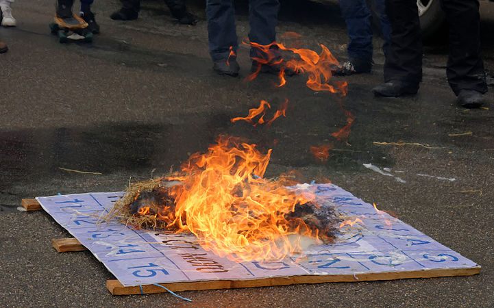 Mise à feu d'un des panneaux utilisés lors du défilé.