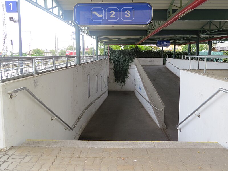 800px-2017-10-05_%28151%29_Underpass_with_wheelchair_ramp_to_station_platform_2_and_3_at_Bahnhof_Enns.jpg