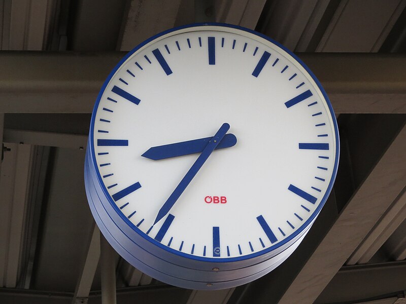 File:2017-11-20 (126) Clock at 08-36 at Bahnhof Pottenbrunn, Austria.jpg