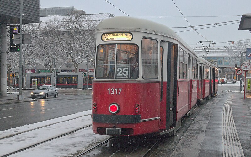 File:2018-12-15 AT Wien 22 Donaustadt, Wagramer Straße @ Siebeckstraße, E1 4730+c4 1317 Linie 25 (51406047704).jpg