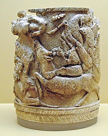 Pyxide en ivoire sculptée retrouvée à Athènes, fin du XVe siècle av. J.-C., Musée national archéologique d'Athènes.
