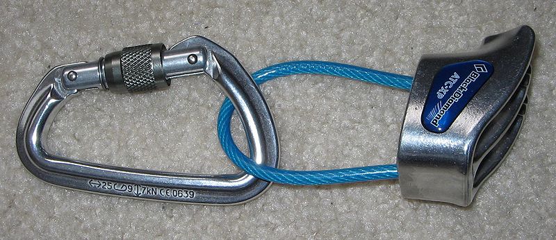 File:ATC-XP on locking carabiner.saa.jpeg