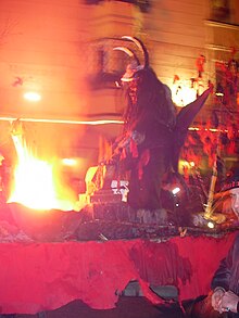 Um homem em traje de Krampus.jpg