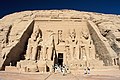Templo egipcio de Abu Simbel, con las colosales estatuas de Ramsés II que si no estuvieran adosadas al muro, pasarían por bulto redondo.