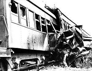 事故の衝撃で変形した普通列車の客車