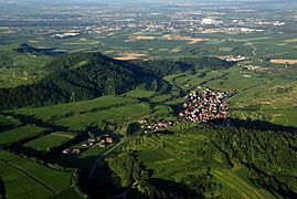 Aerial view of Achkarren from the east with Breisach in the background.