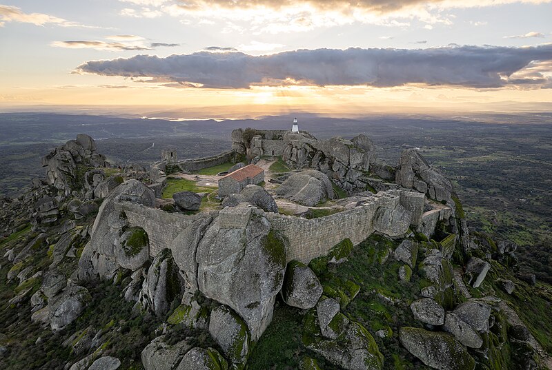 File:Aerial view of the Monsanto Castle at sunset, Aldeia de Monsanto, Portugal (2) julesvernex2-2.jpg