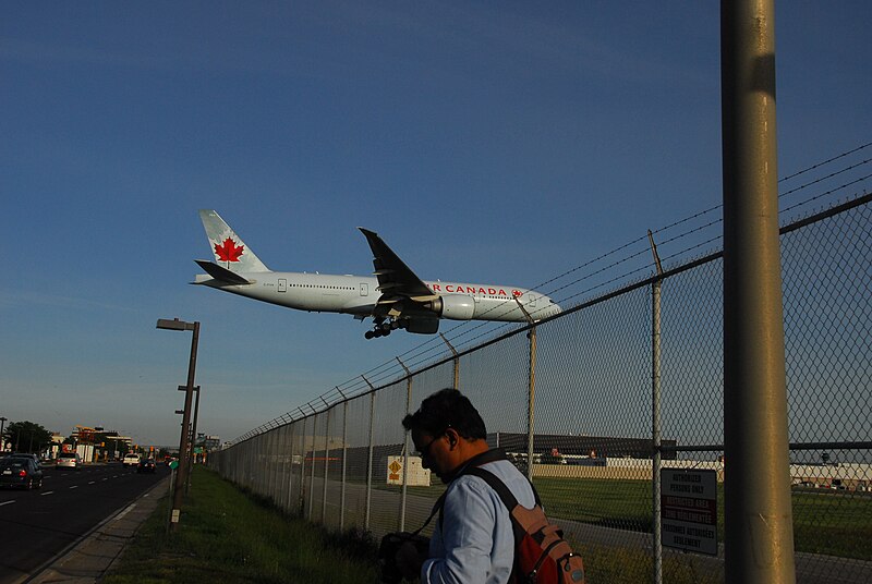 File:Air Canada Boeing 777-233-LR - C-FIVK - 704 - Flight AC88 from PVG to YYZ (14249360217).jpg