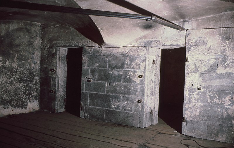 File:Ancienne prison Morrin College, 44, chaussée des Écossais, ancienne prison, Québec bloc de cellules II au centre du bâtiment, côté nord salle de jour, mur est, entrée des deux cellules 11-d.na.civile-80-6654.jpg