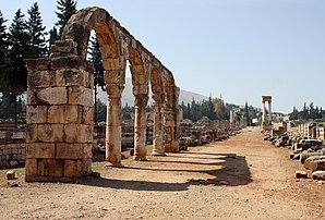 Le cardo de la ville omeyyade d'Anjar (Liban). (définition réelle 3 686 × 2 500)