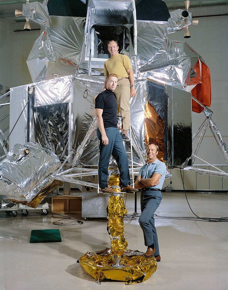 وفاة ادغار ميتشل، سادس انسان يمشي على سطح القمر 800px-Apollo_14_crew_pose_on_the_ladder_of_a_LM_mock-up_Ap14-S70-45581HR