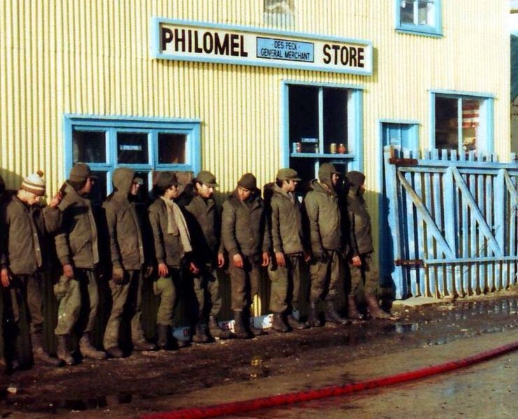 File:Argentine conscript Prisoners of War 1982..jpg