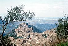 Panorama di Arpino dall'acropoli di Civitavecchia; sullo sfondo, la Civita Falconara