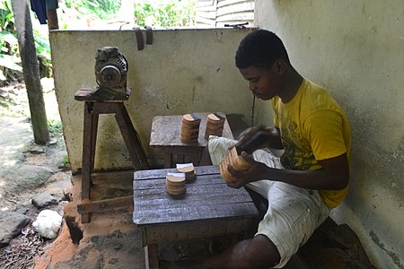 Préparation des semelles de chaussures