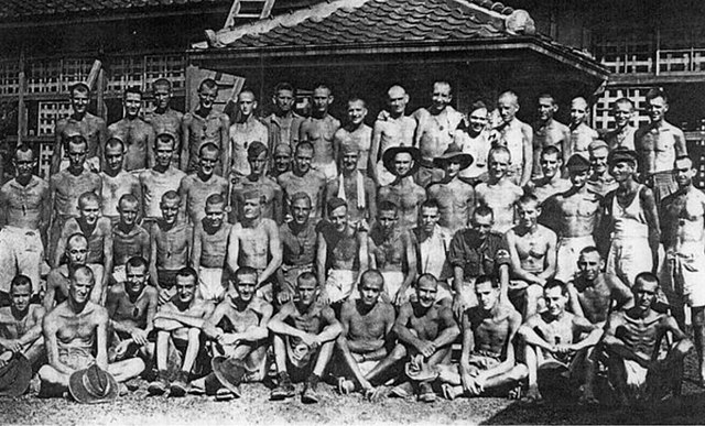 Аустралијски рудари који су током рата заробљени и присиљени на рад у руднику компаније „Асо” (Кјушу, Јапан); фотографија с око 60 заробљеника направљена је августа 1945. године
