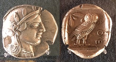 Drachme en argent d'Athènes. Tête casquée d'Athéna, chouette debout. ΑΘΕ = ΑΘΗΝΑΙΩΝ « des Athéniens »).