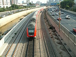 רכבת דו קומתית לנתב"ג נוסעת על מסילת האיילון בין תחנת הרכבת תל אביב מרכז לתחנת הרכבת תל אביב השלום