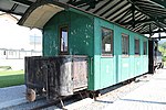 Dieser zur Betriebsaufnahme 1893 für die Salzkammergut-Lokalbahn gebaute Personenwagen hat einige Umbauten über sich ergehen lassen müssen. Heute steht er devastiert als Denkmal in Bad Ischl.