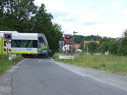 Treinwagons op de overweg Wunaustraße in Bayreuth